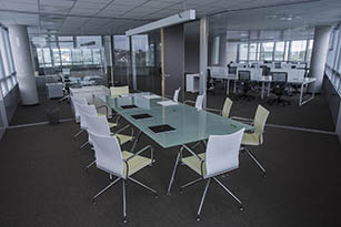Photographie architecturale d'une salle de réunion